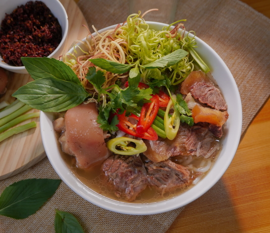 Bun bo Hue – soupe de nouilles de riz épicées au boeuf